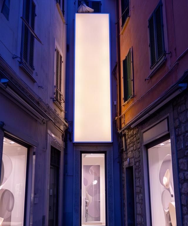 Insegna luminosa installata sulla facciata di un negozio nel centro di Loano